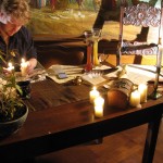 Uli präpariert Kerzen mit tropfendem Wachs.