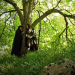 Tavish und Talia unter einem Baum